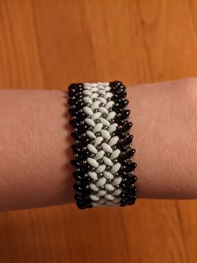 Black and White Beaded Women's Bracelet